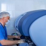 Dr. Heder Murari – A cirurgia robótica substitui o cirurgião? Dr. Heder Murari - A cirurgia robótica substitui o cirurgião?