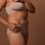 Quando a cicatriz da abdominoplastia vira símbolo de força Quando a cicatriz da abdominoplastia vira símbolo de força