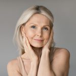 A beleza madura também merece cuidado Cirurgia plástica depois dos 40 ainda vale a pena