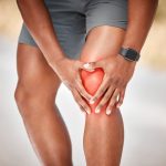 Lesão do LCM é comum em esportes e pode causar dor interna Dor na parte interna do joelho Pode ser lesão no LCM