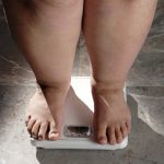 Peso corporal influencia diretamente a saúde do joelho Você sabia que o excesso de peso acelera a artrose no joelho